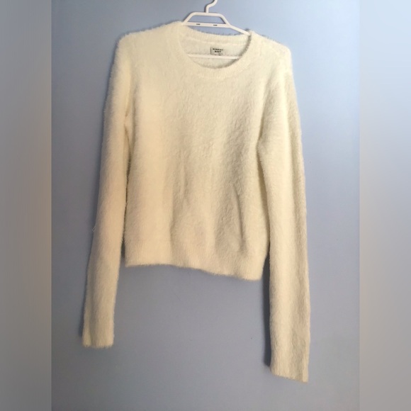 NWOT Aritzia Sunday Best Kitten Sweater
Fuzzy knit sweater Espace - Picture 6 of 7